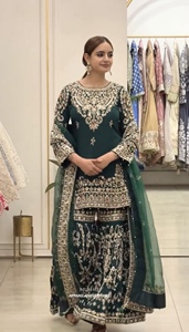 Ensemble haut, palazzo et dupatta en georgette lourde, orné de perles, de motifs Moti et de broderies à la main, avec doublure en micro-coton doux, tenue de soirée (ZW 243) - Product Image 4