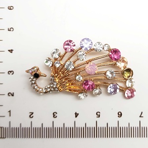 Broche élégante en strass en forme de paon avec base en alliage de zinc - Décoration pour mariage et remise de diplôme - Product Image 6