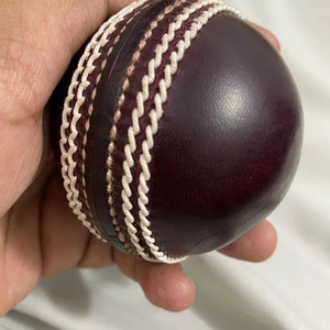 Balle de cricket en cuir rouge de qualité supérieure, conforme aux réglementations MCC, qualité supérieure testée, 80 overs, vente flash, balle dure en cuir - Product Image 1