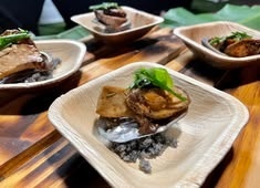 Assiettes carrées légères jetables et compostables en feuille de palmier de 7 pouces pour la restauration événementielle, les fêtes et la restauration extérieure en hôtel - Product Image 1