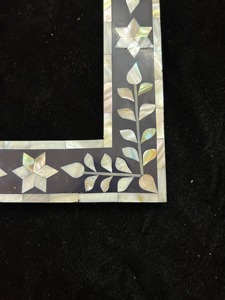 Marco de fotos floral hecho a mano de alta calidad con incrustaciones de nácar, ideal para exhibir en mesa. - Product Image 2