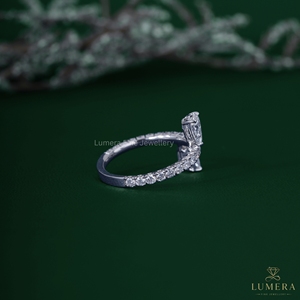Anillo de compromiso y boda de lujo con diamante de laboratorio de 1.67 quilates, color elegante, oro blanco de 14K, pavé, corte pera radiante, banda abierta cruzada para mujer - Product Image 4