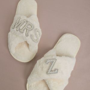 Pantoufles multi-pièces ovales en fausse fourrure ornées de perles et de motifs lettres, style spa portable, pour un look glamour intérieur et idéal pour les mariages. - Product Image 2