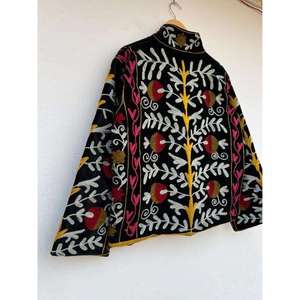 Chaqueta Suzani de Terciopelo Negro Premium, Bordada con Flores, Cuello Alto, Estilo Bohemio, Manga Larga, Ropa de Invierno para Mujer - Product Image 3