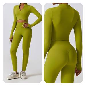 Ensemble de sport 4 pièces respirant pour femme : Soutien-gorge de yoga, leggings, t-shirt et veste d'entraînement, avec logo personnalisé - Product Image 3