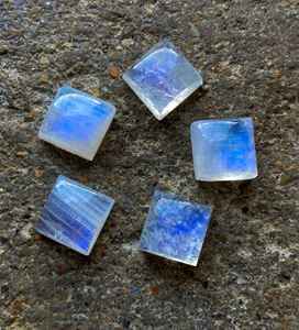 พลอยมูนสโตนทรงสี่เหลี่ยมแบบคาโบชอง ขนาดปรับเทียบแล้ว พลอยธรรมชาติแบบเม็ดเดี่ยว สำหรับทำเครื่องประดับ - Product Image 6
