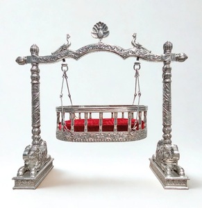 Berceau décoratif moderne en bois de teck, style paon royal indien, artisanal allemand, avec balançoire argentée, pour bébé, Palna Jhula Namkaran Pooja, en promotion au Royaume-Uni - Product Image 6