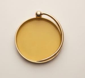 Plateau rond en métal émaillé finition or avec poignée en boule, plateau de service décoratif moderne jaune pour table basse et collations, vente en gros - Product Image 3