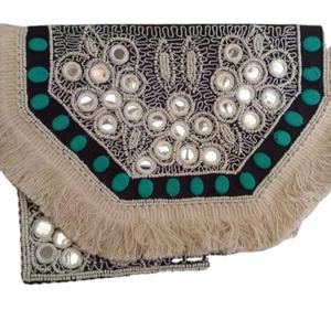 Bolso de mano étnico hecho a mano de yute con borlas para mujer, patrón de letras, estilo de eslinga para fiestas nocturnas, playa, venta al por mayor, India - Product Image 1