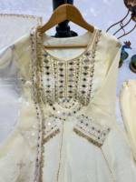 Ensemble de robe de mariée indienne et pakistanaise traditionnelle élégante en soie beige brodée pour femmes, coupe ample, style longueur cheville