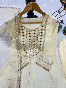Ensemble de robe de mariée indienne et pakistanaise traditionnelle élégante en soie beige brodée pour femmes, coupe ample, style longueur cheville - Product Image 3