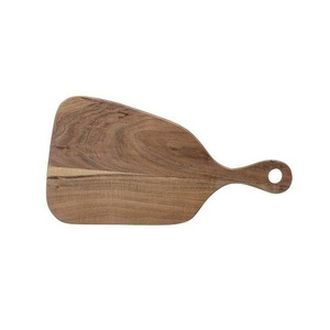 Planche en bois intemporelle conçue pour couper, trancher et servir les repas, offrant robustesse, durabilité et une beauté naturelle pour la cuisine - Product Image 2