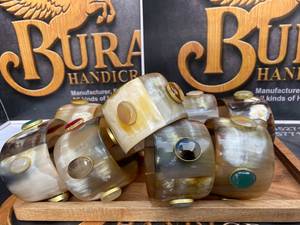 Brazaletes de Cuerno Redondos, Cuerno de Búfalo Natural Pulido, Artículo de Colección Artístico - Product Image 1