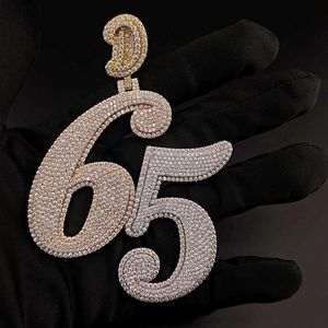 Colgante de Plata 925 con Engaste de Garra, Diseño de Letra y Número 65 con Numerales Árabes, con Incrustaciones de Diamantes y Moissanita VVS, de Moda - Product Image 1
