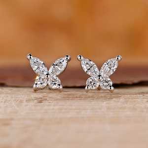 Vente flash : Boucles d'oreilles en or blanc 18 carats en forme de papillon, serties de diamants de laboratoire taille marquise et taille rond, disponibles à prix compétitif - Product Image 4