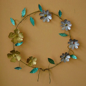 Charmante couronne de fleurs en métal avec des fleurs colorées et des feuilles vertes turquoise, parfaite pour la décoration murale artistique rustique de la maison - Product Image 1