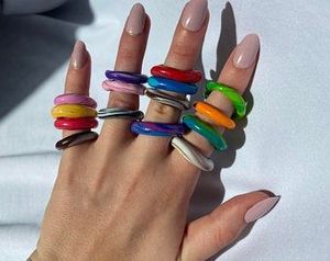 Anillo de Resina Personalizado para Mujer, Joyería Única Hecha a Mano con Colores Artísticos y Estilo Decorativo Moderno - Product Image 2