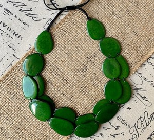 Collar de Resina Verde Ovalado con Colgante de Ángel, Joyería Hecha a Mano para Mujer, Accesorio de Moda, Cuentas de Forma Irregular, Artesanía Atemporal - Product Image 1