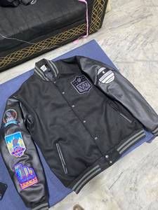 เสื้อแจ็คเก็ตวาร์ซิตี้หนังวินเทจสไตล์คัสตอมสำหรับผู้ชาย  แบบยาวปกติ ติดกระดุมด้านหน้า  ปักลาย  สำหรับฤดูหนาว - Product Image 1