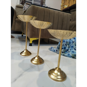 Un tazón decorativo de metal con diseño de pavo real para diya. - Product Image 4