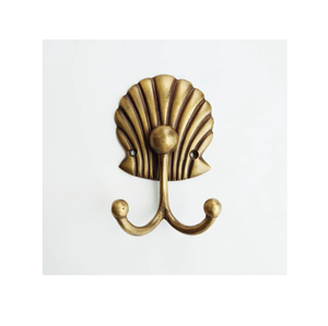 Sofisticado gancho de pared de latón para almacenamiento funcional en la entrada, con artesanía refinada y utilidad atemporal. - Product Image 1
