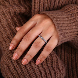 Anillo de compromiso y aniversario de boda de oro macizo de 14K con diamante cultivado en laboratorio de corte baguette, banda apilable de oro amarillo con pavé, regalo perfecto - Product Image 3