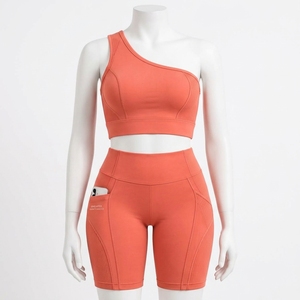 Conjunto de yoga de dos piezas para mujer, color coral, con top de un solo hombro y shorts de ciclista de cintura alta con bolsillos, ropa deportiva para fitness, gimnasio y entrenamiento. - Product Image 1