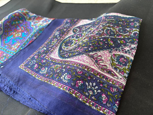 Bufanda de Lujo 100% Seda de Morera con Estampado Serigrafiado, Borde Enrollado a Mano, Chal de Diseño Artesanal Personalizado para Venta al por Mayor en Boutiques - Product Image 2