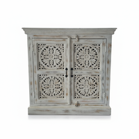 Armoire d'appoint rustique de style farmhouse en bois massif éco-responsable, sculptée à la main, blanchie à la chaux, grande capacité, avec portes à médaillons floraux