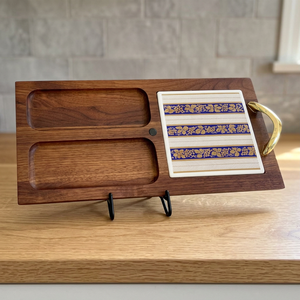 Bandeja de servicio de madera de nogal Vintage de mediados de siglo, inserción de cerámica de oro azul, manijas Art Deco - Product Image 1