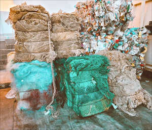 Fil de pêche en nylon multi-monofilament, multicolore, en forme allongée, issus de déchets de filets de pêche, produit en plastique recyclé, Autriche - Product Image 2