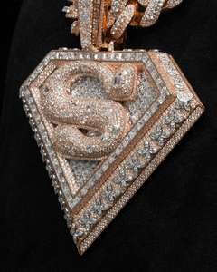 Colgante de Héroe de Acción con Logotipo Personalizado y Diamantes de Imitación para Hombre, Amuleto de Moissanita VVS, Joyería de Plata 925 con Diseño de Superhéroe Hip Hop Personalizado - Product Image 4