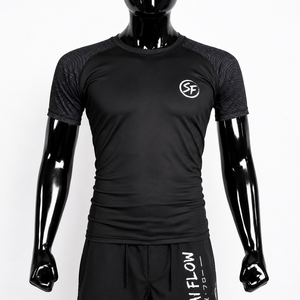 เสื้อรัดกล้ามเนื้อแขนยาวสำหรับผู้ชาย Samurai Flow รุ่น Eco-Friendly แห้งเร็ว เหมาะสำหรับฝึกซ้อม MMA ผลิตจากผ้าสแปนเด็กซ์และโพลีเอสเตอร์ มีโลโก้ด้านหน้า สีดำ - Product Image 3