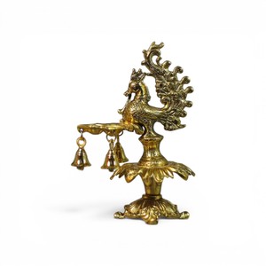Lampe Samai en métal finition or, motif paon |   Lampe à huile décorative avec clochettes |   Diya traditionnel pour la Pooja, pour le temple à domicile et la décoration festive - Product Image 4