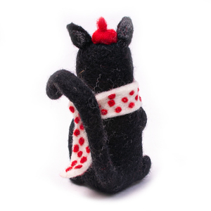Figura de Gato Negro Hecha a Mano por SAMYAK en Fieltro de Lana con Sombrero Rojo y Bufanda de Puntos |   Adorno Animal Fantasioso para Decoración del Hogar, Juguete Educativo - Product Image 2
