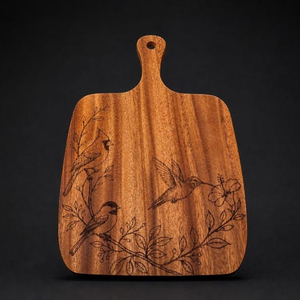 Superbe planche à découper en bois avec poignée, ornée de motifs délicats gravés au laser représentant des oiseaux et des fleurs, idéale pour couper les légumes. - Product Image 1