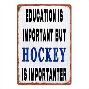 CIFbuy Targa da parete in metallo in stile artistico vintage, decorazione in ferro con scritta 'L'educazione è importante, il hockey è ancora più importante' per bar sportivi, club, caffè - Product Image 1