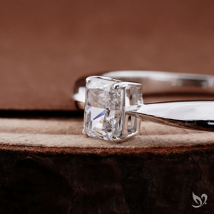 Bague solitaire en diamant radiant de laboratoire de 0,5 carat, design à tige cintrée, or blanc 10K, élégante pour fiançailles, mariage, anniversaire - Product Image 3