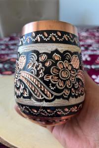 Verre à boire en cuivre pur gravé avec un motif floral noir, parfait pour servir de l'eau aux invités et pour une utilisation à la maison. - Product Image 6