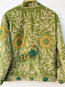 Veste courte bohème faite à la main en velours vert avec médaillons soleil et broderies paon, style Suzani, cadeau artisanal indien pour femme - Product Image 6