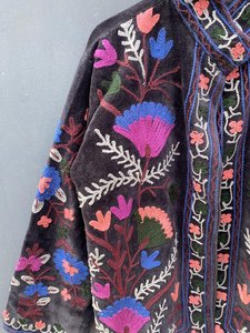 Chaqueta de terciopelo negro bordada floral para mujer con cuello alto y manga farol, abrigo con cremallera para mujer con manga farol y cuello alto - Product Image 5