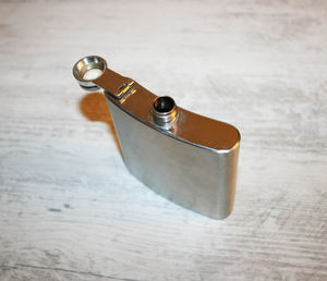 13. กระติกน้ำสะโพกโลหะพร้อมฝาเกลียวกันรั่วดีไซน์ทนทาน - Product Image 4