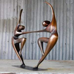 Escultura de aluminio fundido a mano, conformada por líneas fluidas de imaginación tradicional y excelencia artística moderna. - Product Image 4