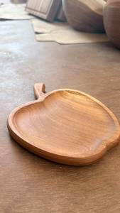Assiette de service pour desserts en bois, faite à la main, en forme de feuille, design bohème, écologique, finition polie, best-seller en Indonésie - Product Image 3