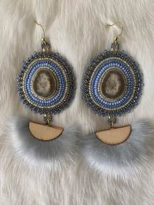Pendientes Elegantes Hechos a Mano con Bordado y Cuentas que Combinan la Artesanía Tradicional con las Tendencias de Moda Modernas - Product Image 2