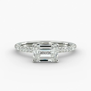Anillo de compromiso de platino con diamante talla esmeralda, engaste pavé, clásico para mujer - Product Image 1