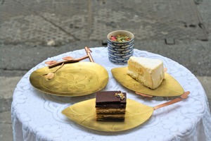 Assiette en feuille d'or de qualité supérieure pour servir des desserts, vaisselle élégante pour une présentation raffinée et pour le service des invités, provenant d'Inde. - Product Image 4