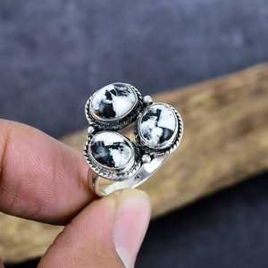 Vente en gros de bagues à trois pierres en turquoise de buffle blanc naturel plaqué argent 925, bijoux faits à la main, style bohème vintage, création de designer - Product Image 1
