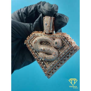 Pendentif de luxe avec logo Superman, entièrement serti de diamants, aspect argenté, bijoux, symbole S de Superman, pendentif serti de pierres baguette - Product Image 2