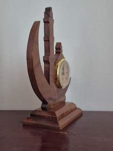 Horloge murale mécanique artisanale en bois naturel, design sculptural artistique, style ferme moderne, écologique et luxueuse - Product Image 3